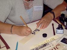 demonstratie kalligrafie door Vereniging Scriptores