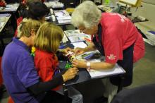 Workshop Boekbinden voor kinderen. Hier: Ine van den Broek